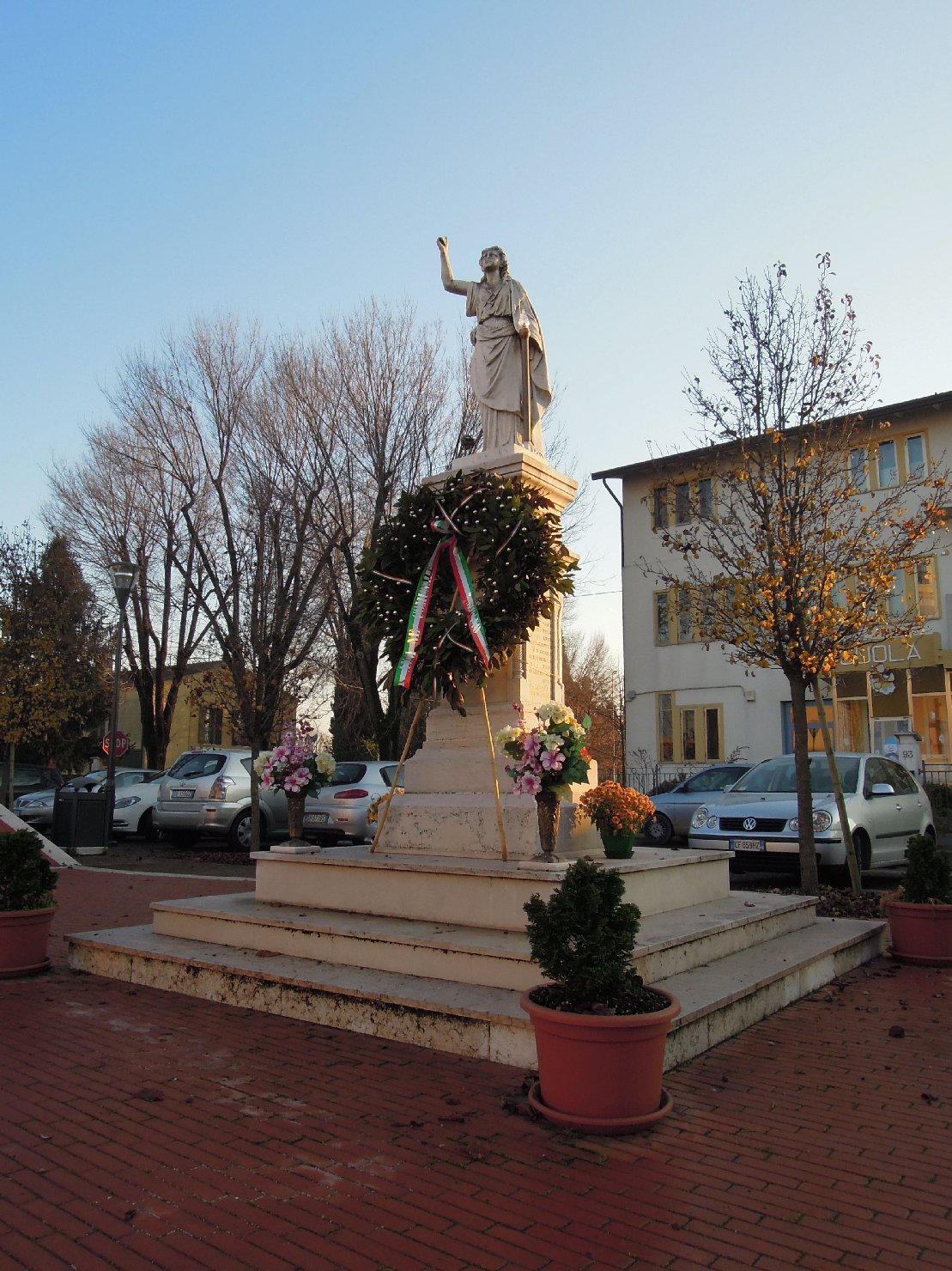 allegoria della Vittoria come donna vestita all'antica (monumento ai caduti - a cippo) di Manfren Giovanni (XX)