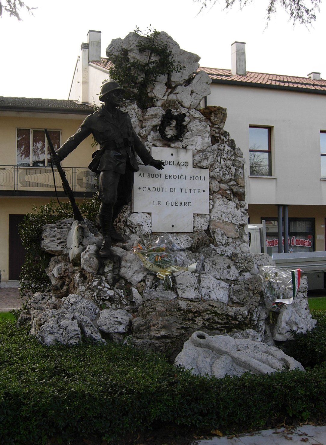 figura di soldato: fante (monumento ai caduti - a cippo) di Caldana Egisto (XX)