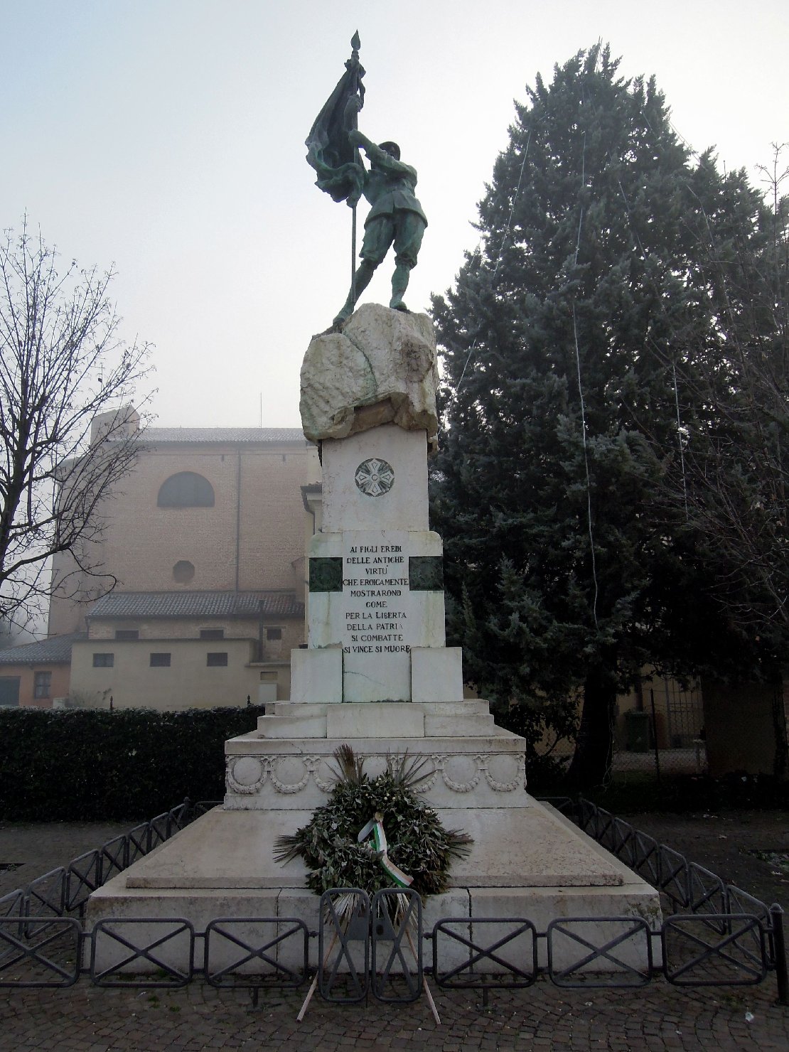 figura di soldato che porta la bandiera (monumento ai caduti - a cippo) di Zago Egisto, Prati Edmondo (attribuito), Prati Eugenio (attribuito) (XX)