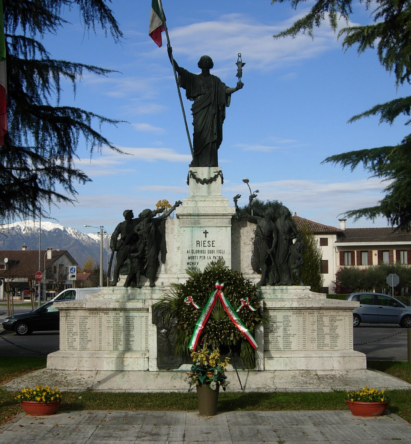 allegoria del soldato che protegge una madre col bambino, allegoria della Vittoria come donna vestita all'antica (monumento ai caduti - ad ara) di Tamagnini Torquato (XX)