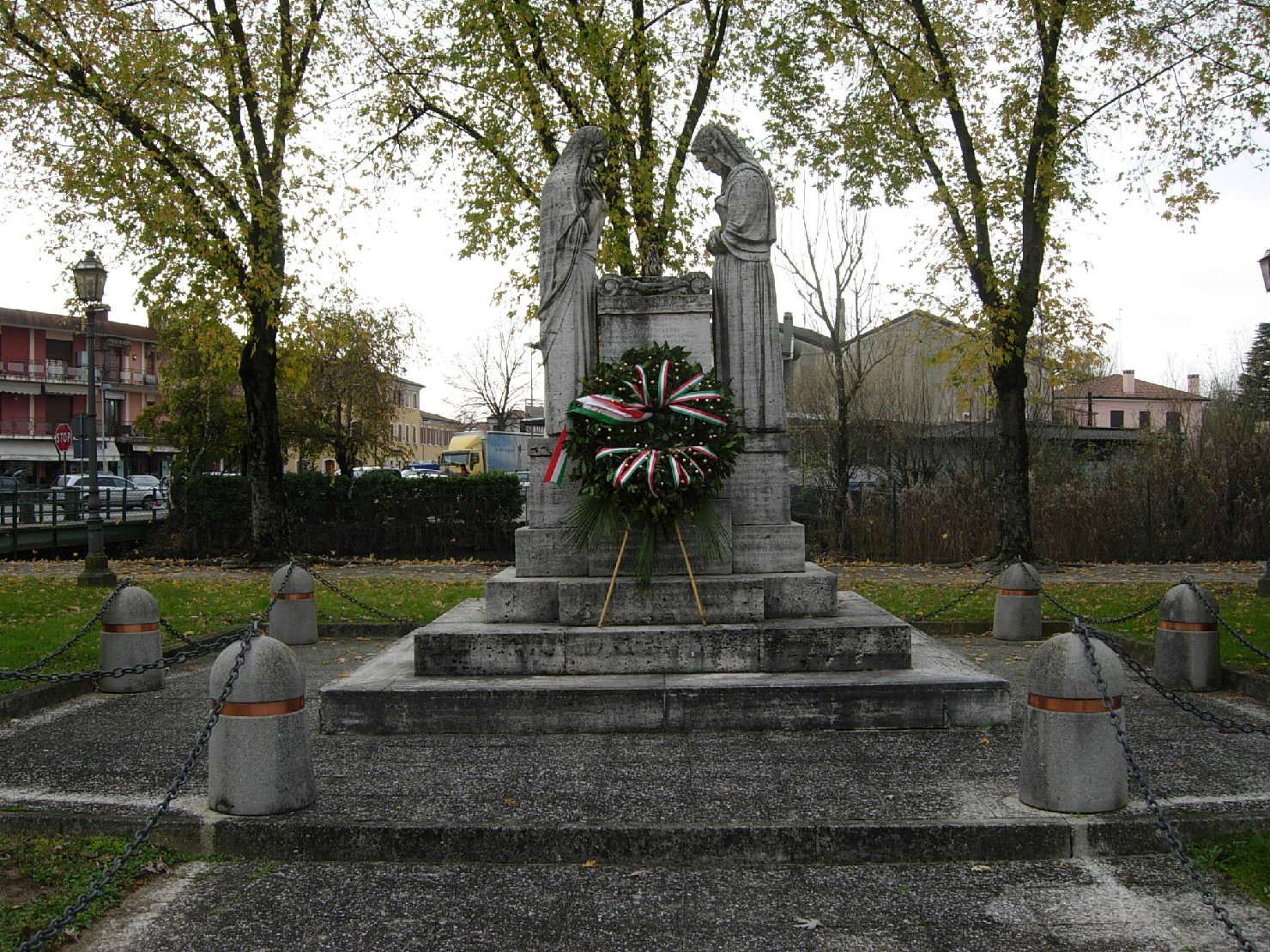 donne dolenti sul luogo di sepoltura (monumento ai caduti - ad ara) di Selva Attilio (XX)