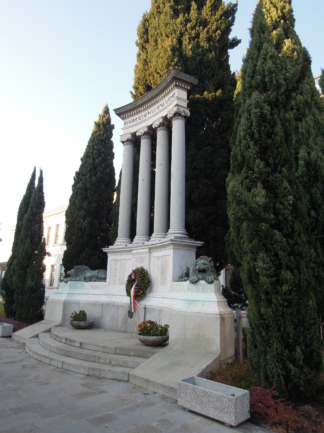 leone (monumento ai caduti - ad emiciclo) - ambito veneto (XX)