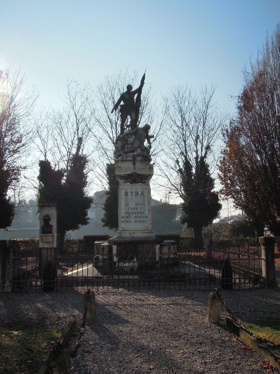 allegoria della morte del soldato, figura di soldato che porta la bandiera (monumento ai caduti - a cippo) - ambito veneto (XX)