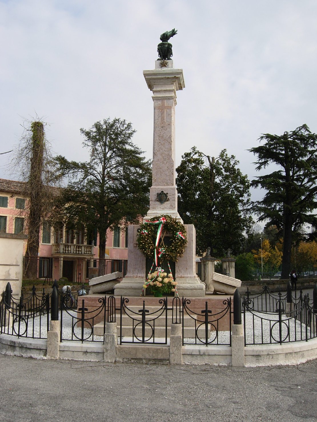 soggetto non presente (monumento ai caduti - ad obelisco) - ambito veneto (XX)