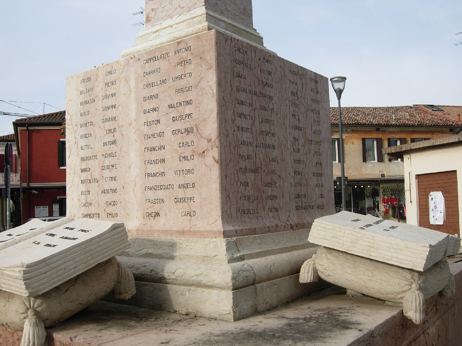 soggetto non presente (monumento ai caduti - ad obelisco) - ambito veneto (XX)