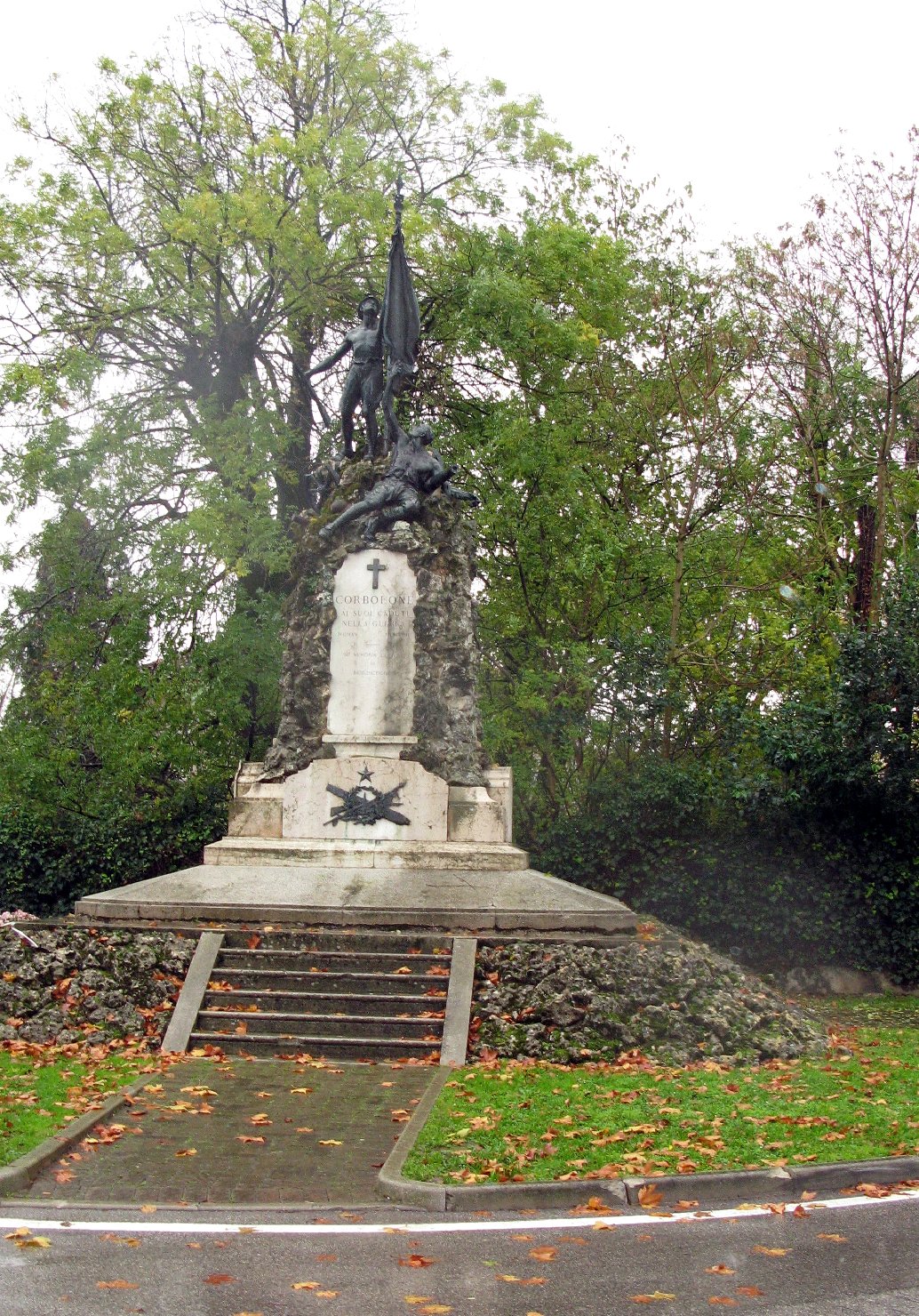 allegoria della morte del soldato, figura di soldato che porta la bandiera (monumento ai caduti - a cippo) di Caldana Egisto (XX)