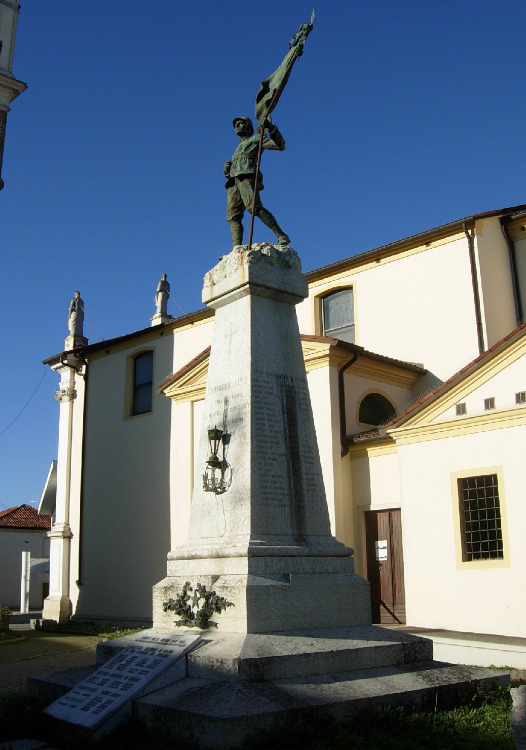 figura di soldato che porta la bandiera (monumento ai caduti - a cippo) - ambito veneto (XX)