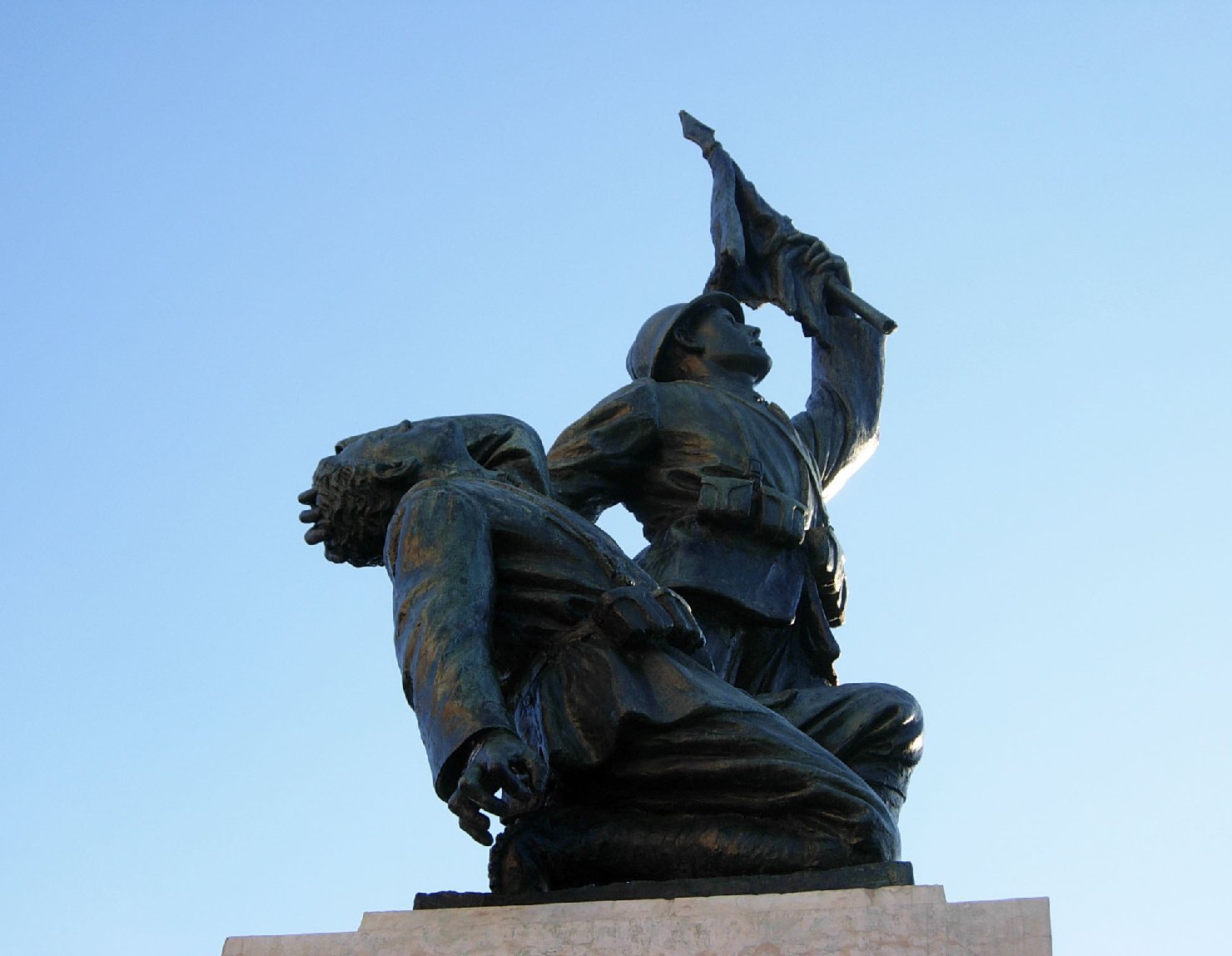 Sacrificio e Gloria, figura di soldato che porta la bandiera, allegoria della morte del soldato (monumento ai caduti - a cippo) di Pasquali Ferruccio (attribuito) (XX) <br>Condizioni d'uso: <a class='link-esterno' href='https://docs.italia.it/italia/icdp/icdp-pnd-circolazione-riuso-docs/it/v1.0-giugno-2022/testo-etichetta-BCS.html' target='_bcs'>Beni Culturali Standard (BCS)</a>