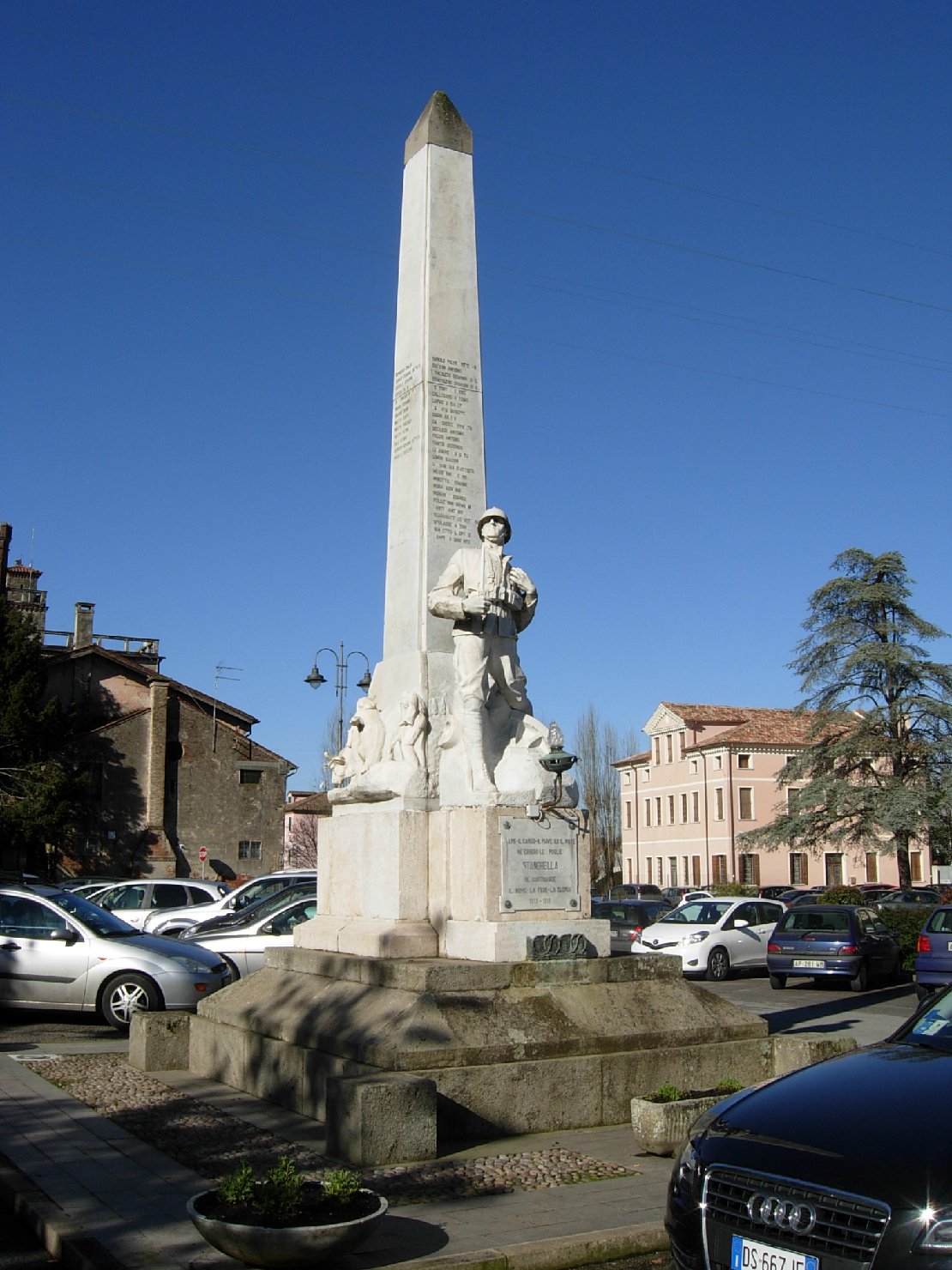 figura di soldato: fante, scene di lavoro contadino, figure femminili dolenti (monumento ai caduti - ad obelisco) di Milani Virgilio (XX)