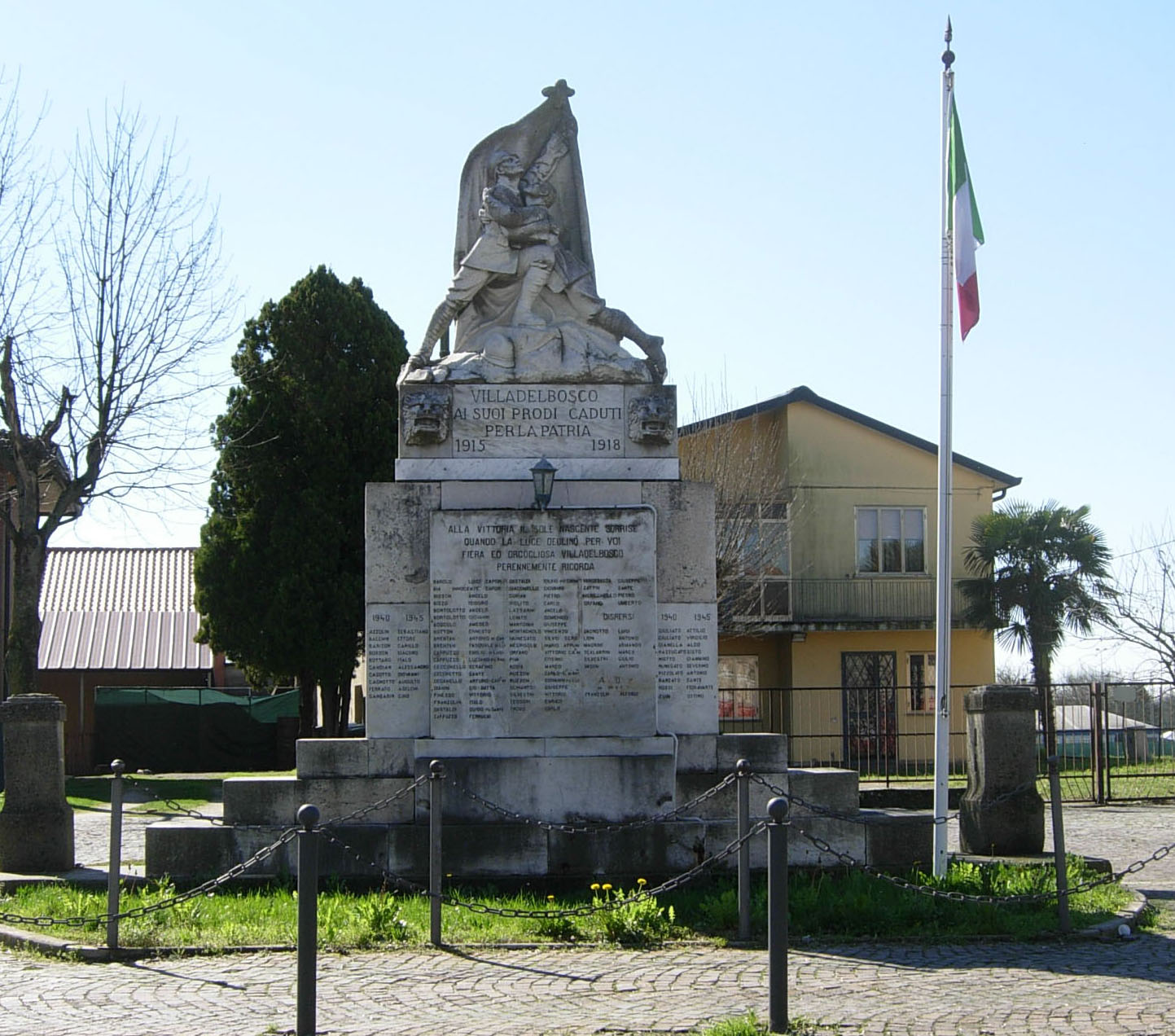 allegoria della morte del soldato, figura di soldato che porta la bandiera (monumento ai caduti - a stele) di Mozzato Rocco (XX)