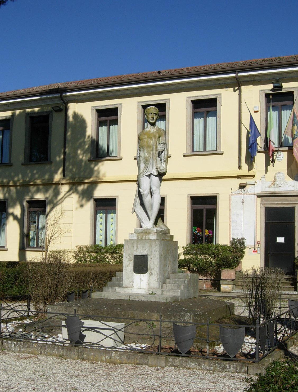 allegoria del soldato come eroe antico (monumento ai caduti - a cippo) di Boldrin Paolo (XX)