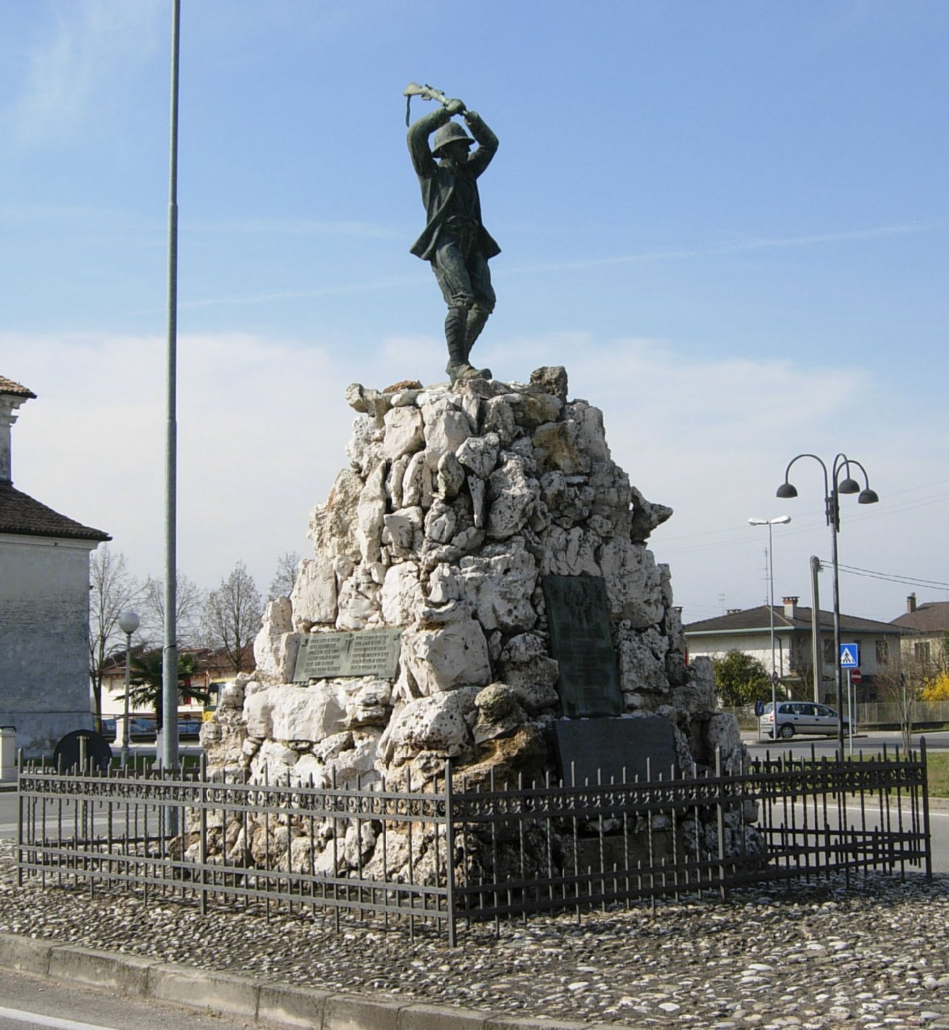figura di soldato: fante in combattimento (monumento ai caduti - a cippo) - ambito veneto (XX)