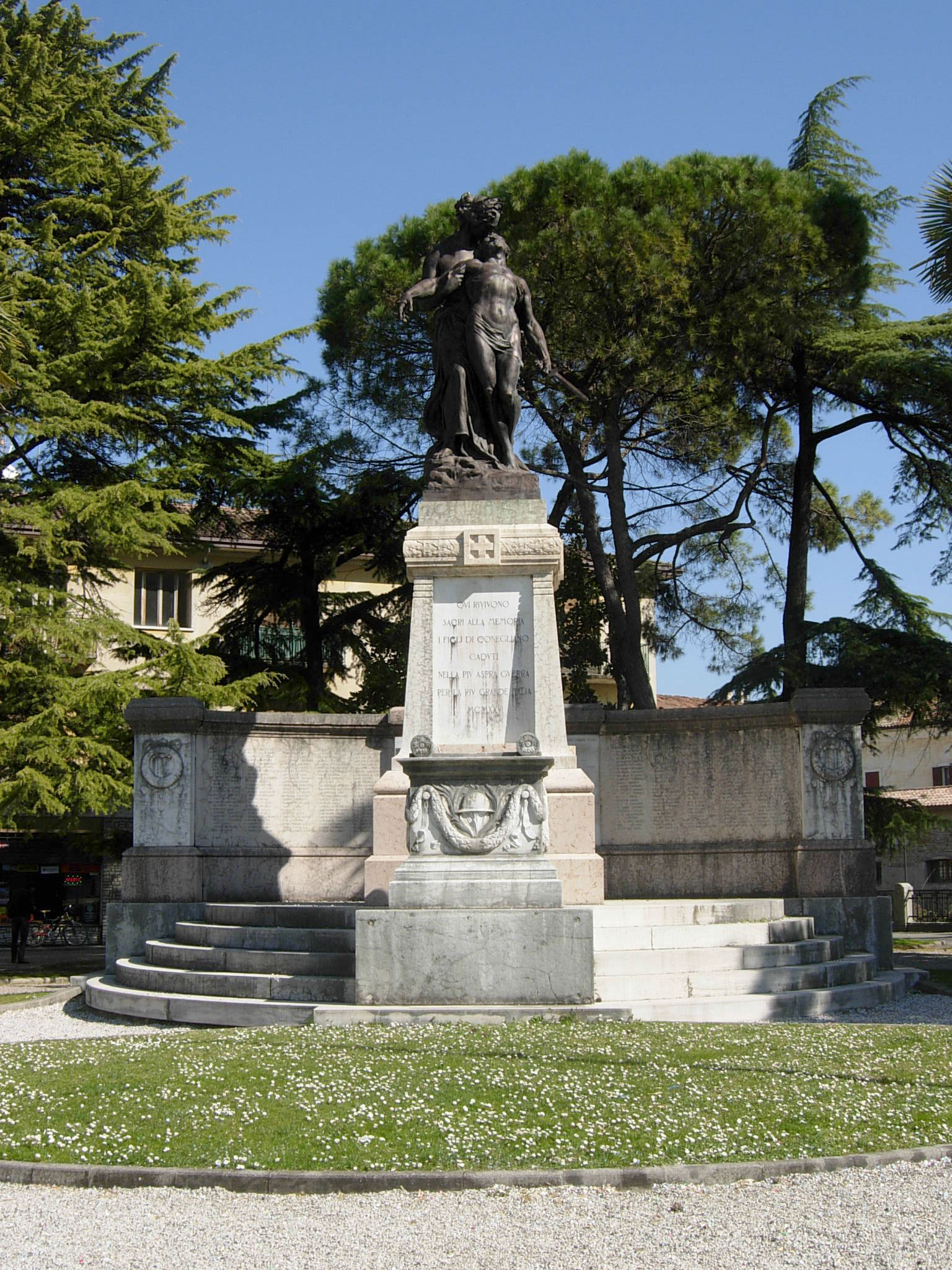 allegoria della morte del soldato sorretto dalla Patria (monumento ai caduti - ad emiciclo) di De Lotto Annibale, Celotti Vittorio (XX)