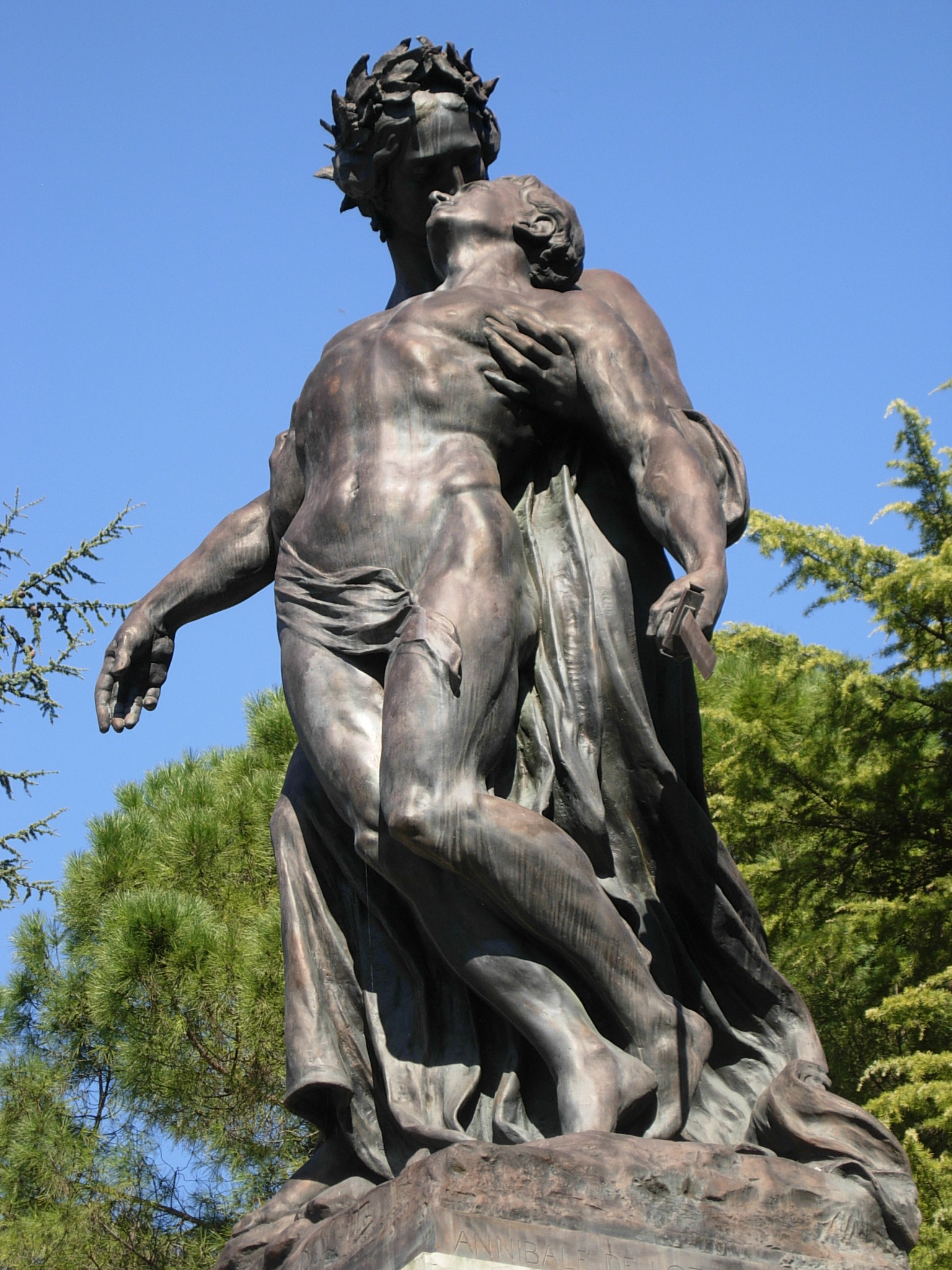 allegoria della morte del soldato sorretto dalla Patria (monumento ai caduti - ad emiciclo) di De Lotto Annibale, Celotti Vittorio (XX)