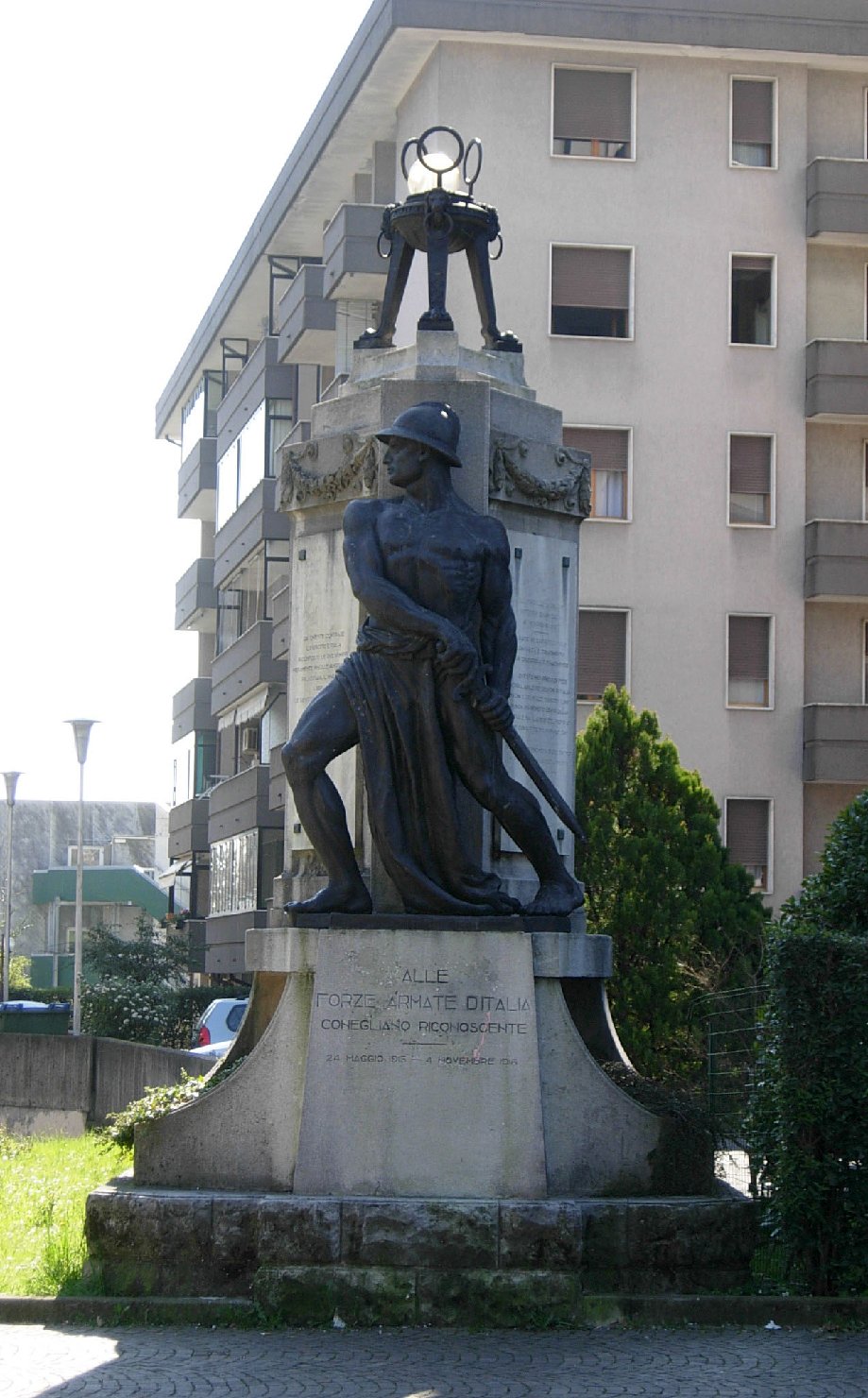 Piloni della Vittoria, allegoria del soldato come eroe antico (monumento ai caduti - a cippo, elemento d'insieme) di Morera Antonio Maria (XX)