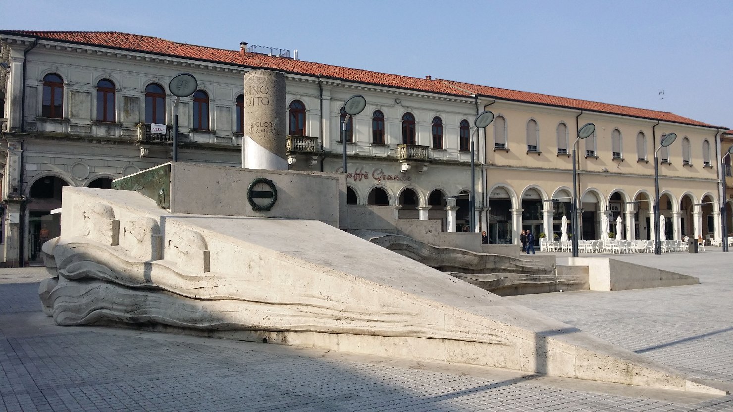 ritratto di Giannino Ancillotto; aquile (monumento ai caduti - a colonna spezzata) di Lombardi Pietro, Brocchi Valerio (XX)