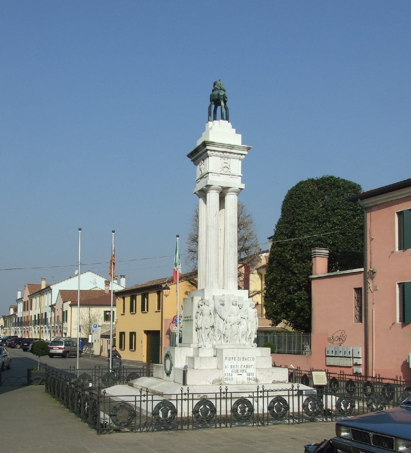 corteo dei caduti, come eroi antichi (monumento ai caduti - a colonna) di Boldrin Paolo (XX)