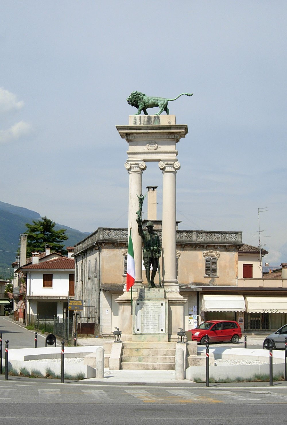 figura di soldato con allegoria della Vittoria, leone (monumento ai caduti - a colonna) - ambito veneto (XX)