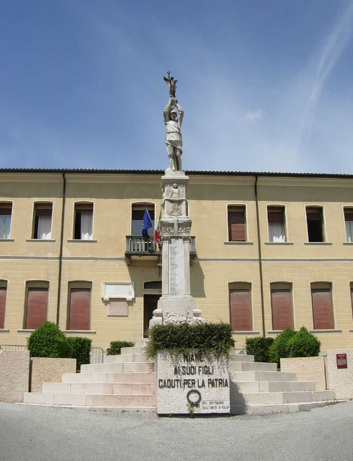 figura di soldato con allegoria della Vittoria, angelo (monumento ai caduti - a cippo) di Celotti Vittorio (XX)