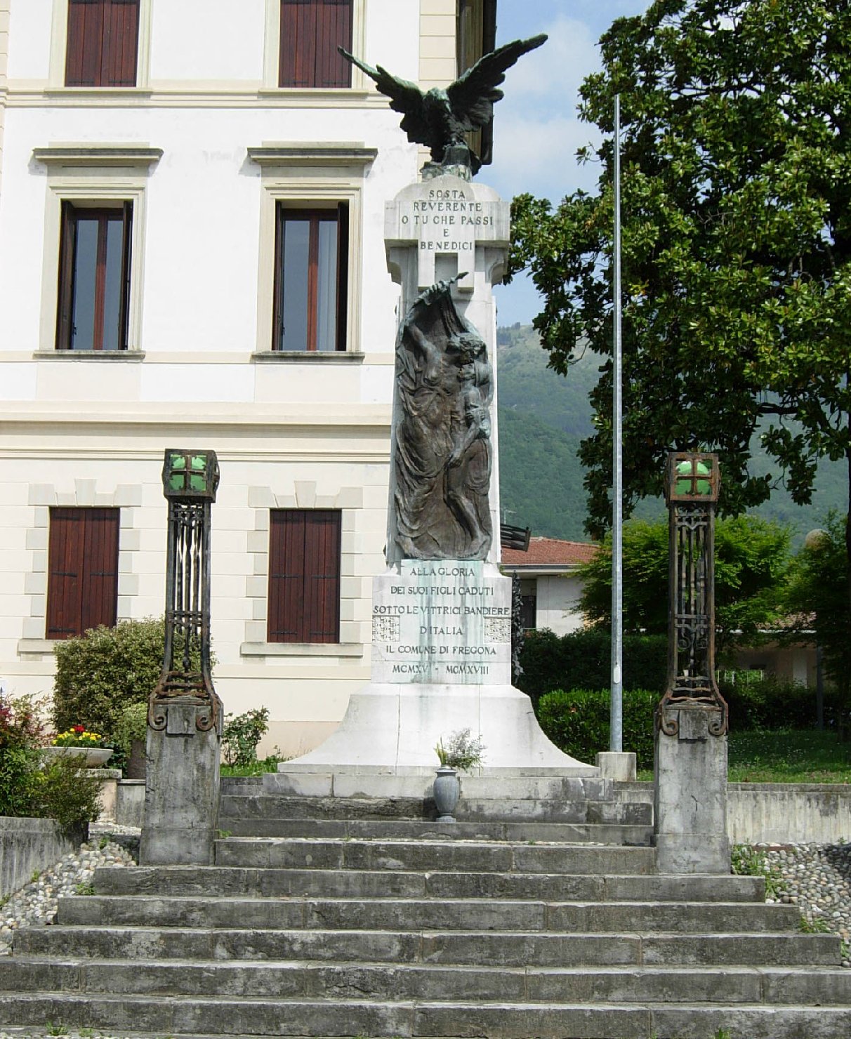 allegoria del sacrificio del soldato per la Patria, allegoria della Vittoria come aquila (monumento ai caduti - a stele) di Garbelotto, Giuseppe, Vianello, Giuseppe (XX)