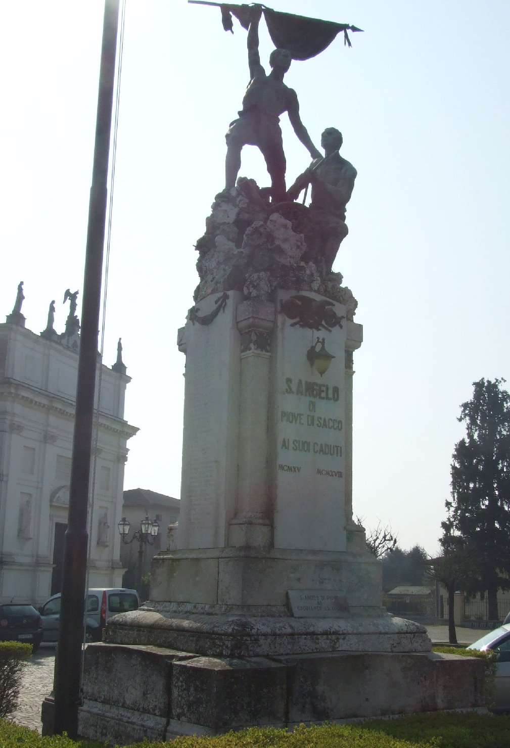 soldato in combattimento e soldato che porta la bandiera (monumento ai caduti - a cippo) di Caldana Egisto (XX)