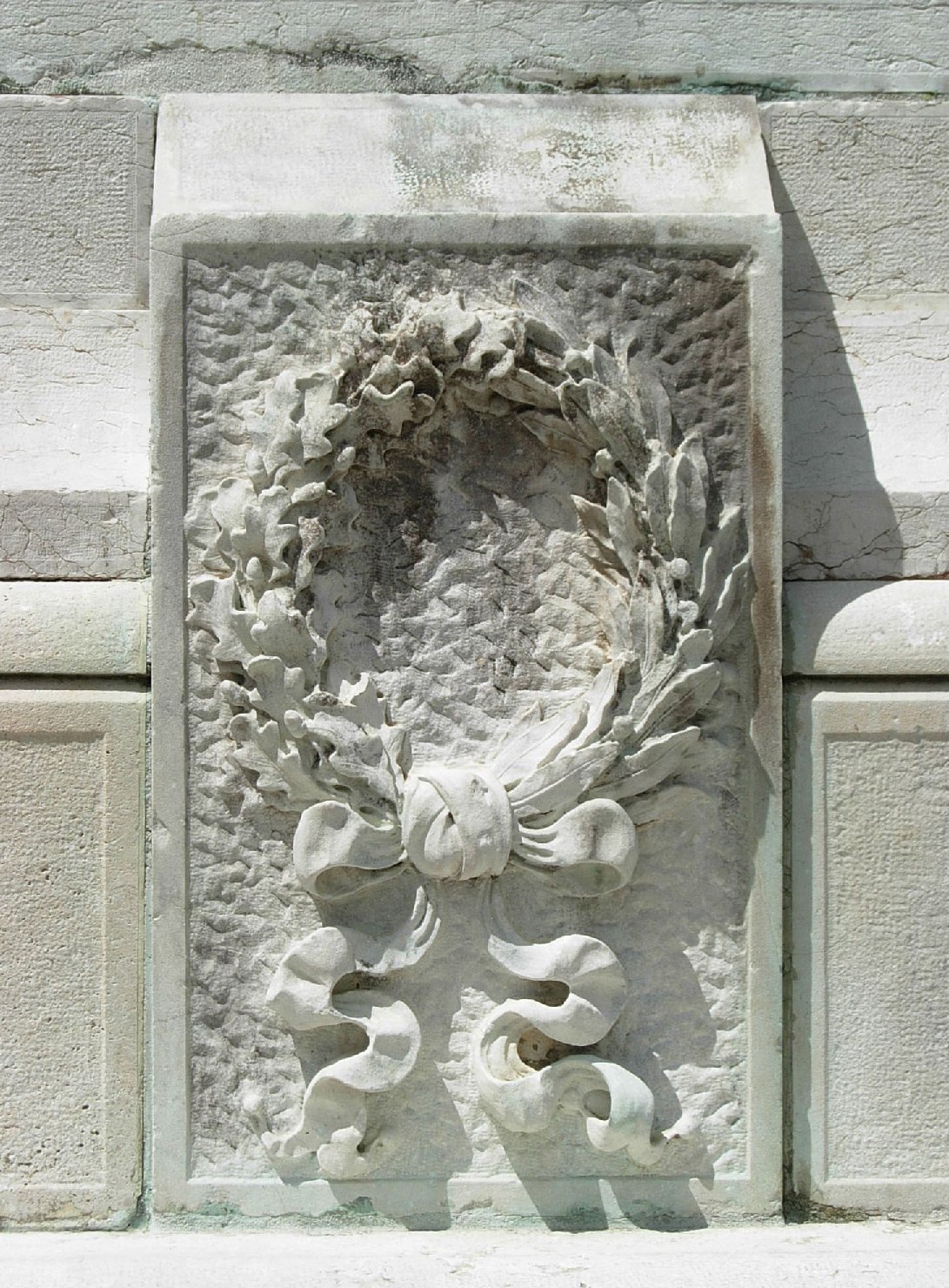 allegoria della Vittoria come donna armata e vestita all'antica (monumento ai caduti - a cippo) di De Lotto Annibale (XX)