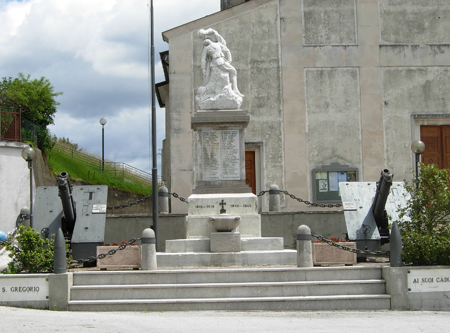 allegoria della morte del soldato (monumento ai caduti - a cippo) di Pozza Ugo (attribuito) (XX)