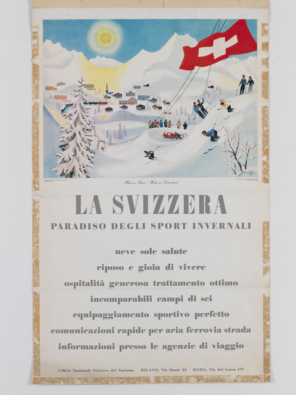 turisti sciano e passeggiano su assolate piste da sci sotto la bandiera svizzera (manifesto) di Gerbit - ambito svizzero (metà sec. XX)