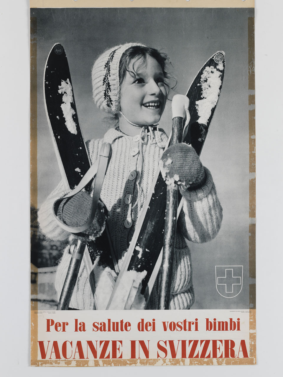 bambina sorride abbracciando i propri sci innevati (manifesto) di Furter O - ambito svizzero (metà sec. XX)