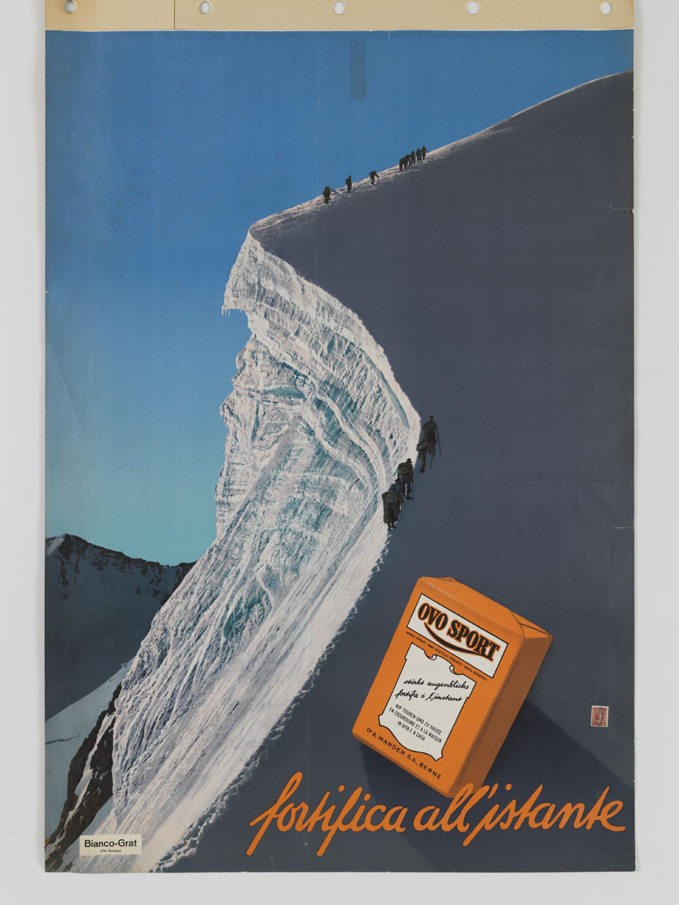 confezione di Ovo Sport si staglia contro la cresta del Bianco Grat risalita da una cordata di alpinisti (manifesto) - ambito svizzero (sec. XX)