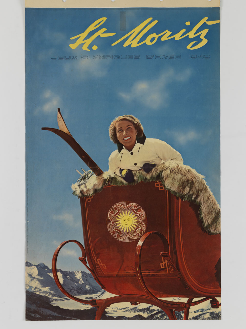 donna con sci e racchette si affaccia da una slitta tra montagne innevate (manifesto) di Bischof Werner (sec. XX)