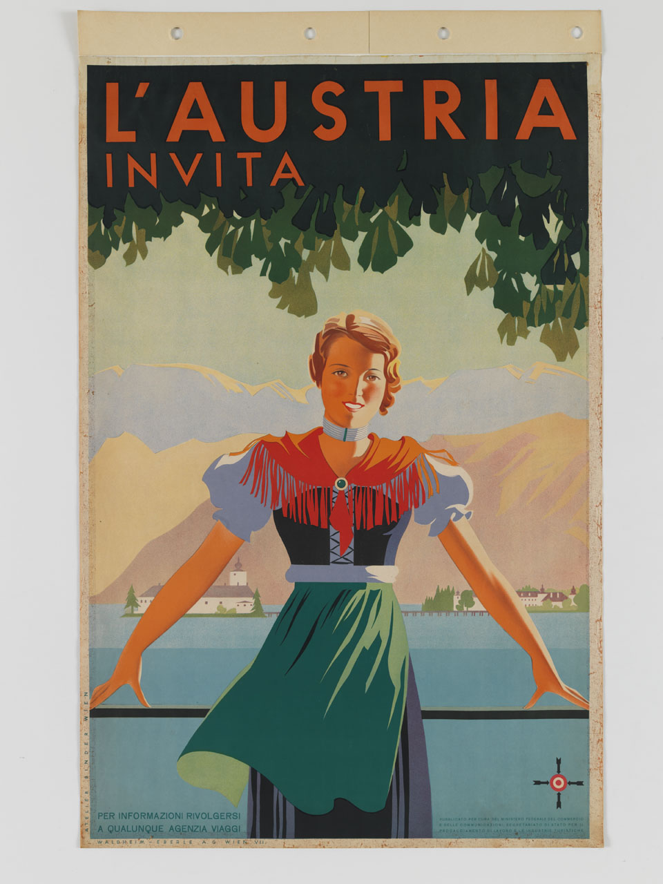 donna sorridente in costume tradizionale sullo sfondo del lago Traunsee con lo Schloss Ort di Gmunden in Austria (manifesto) di Atelier Joseph Binder - Wiener Graphik (sec. XX)