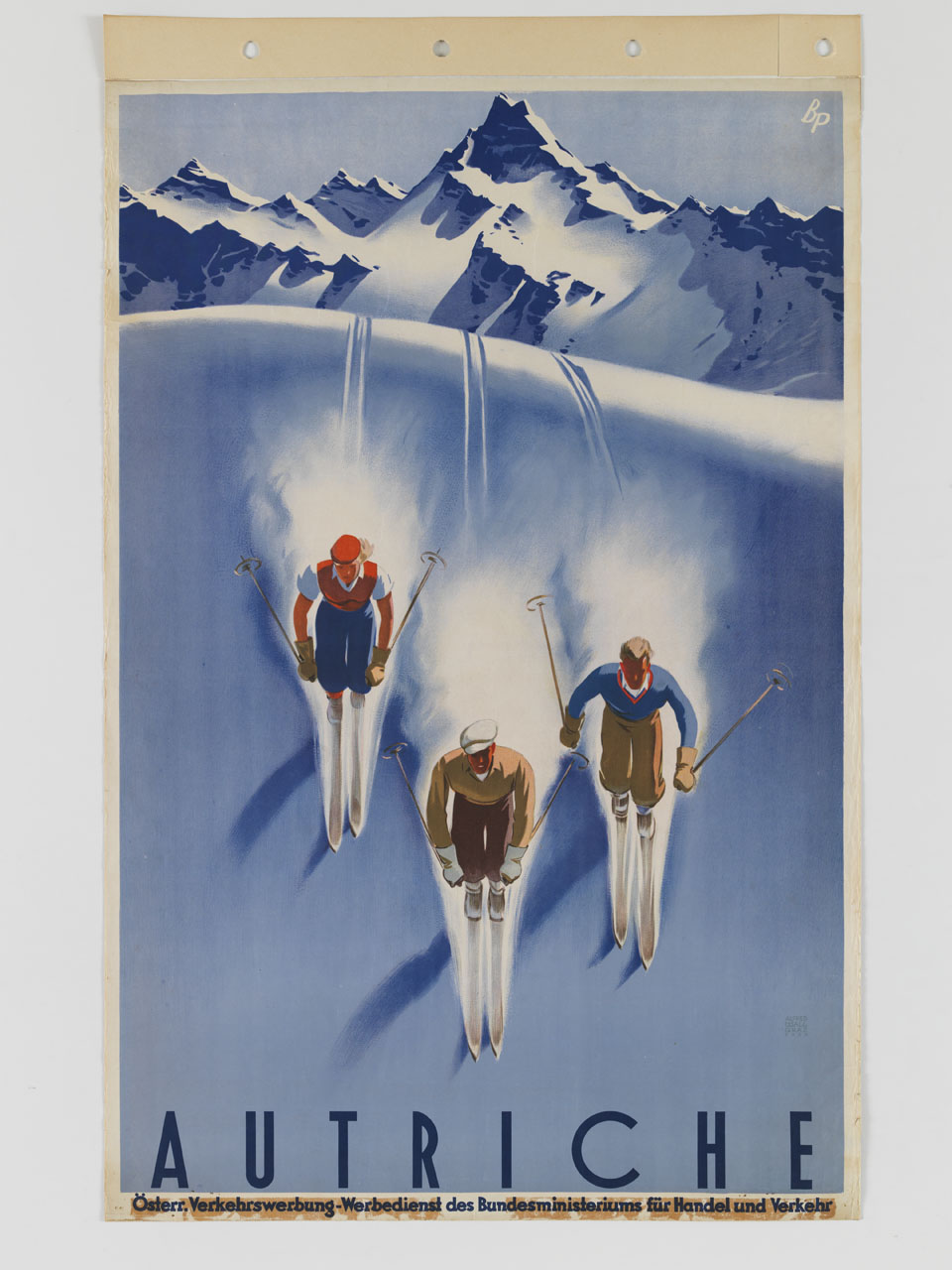 tre sciatori in discesa su un pendio sullo sfondo di cime innevate (manifesto) di Bernhard Fritz (sec. XX)