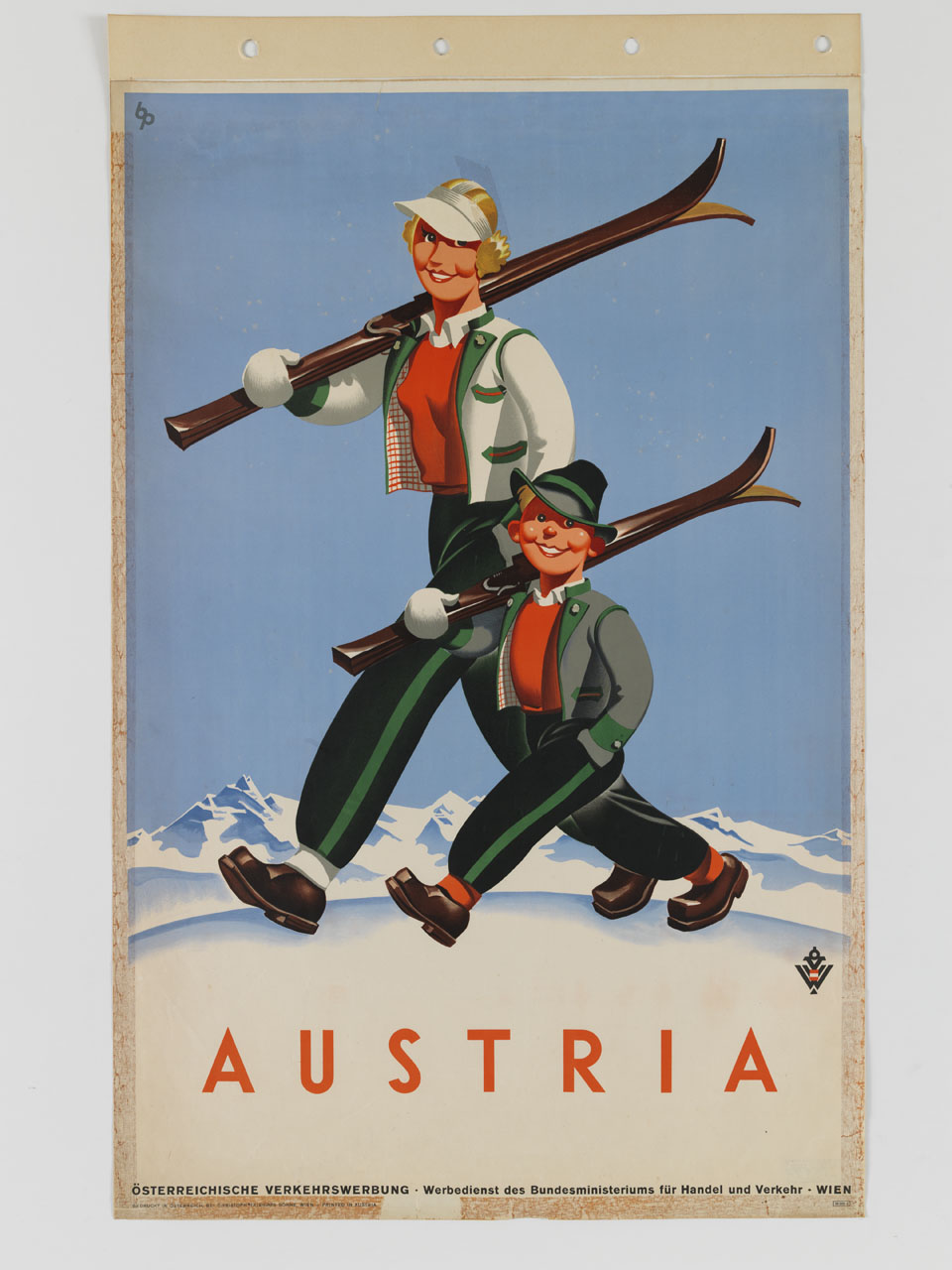madre e figlio sorridenti camminano con sci in spalla sullo sfondo di monti innevati (manifesto) di Bernhard Fritz (sec. XX)