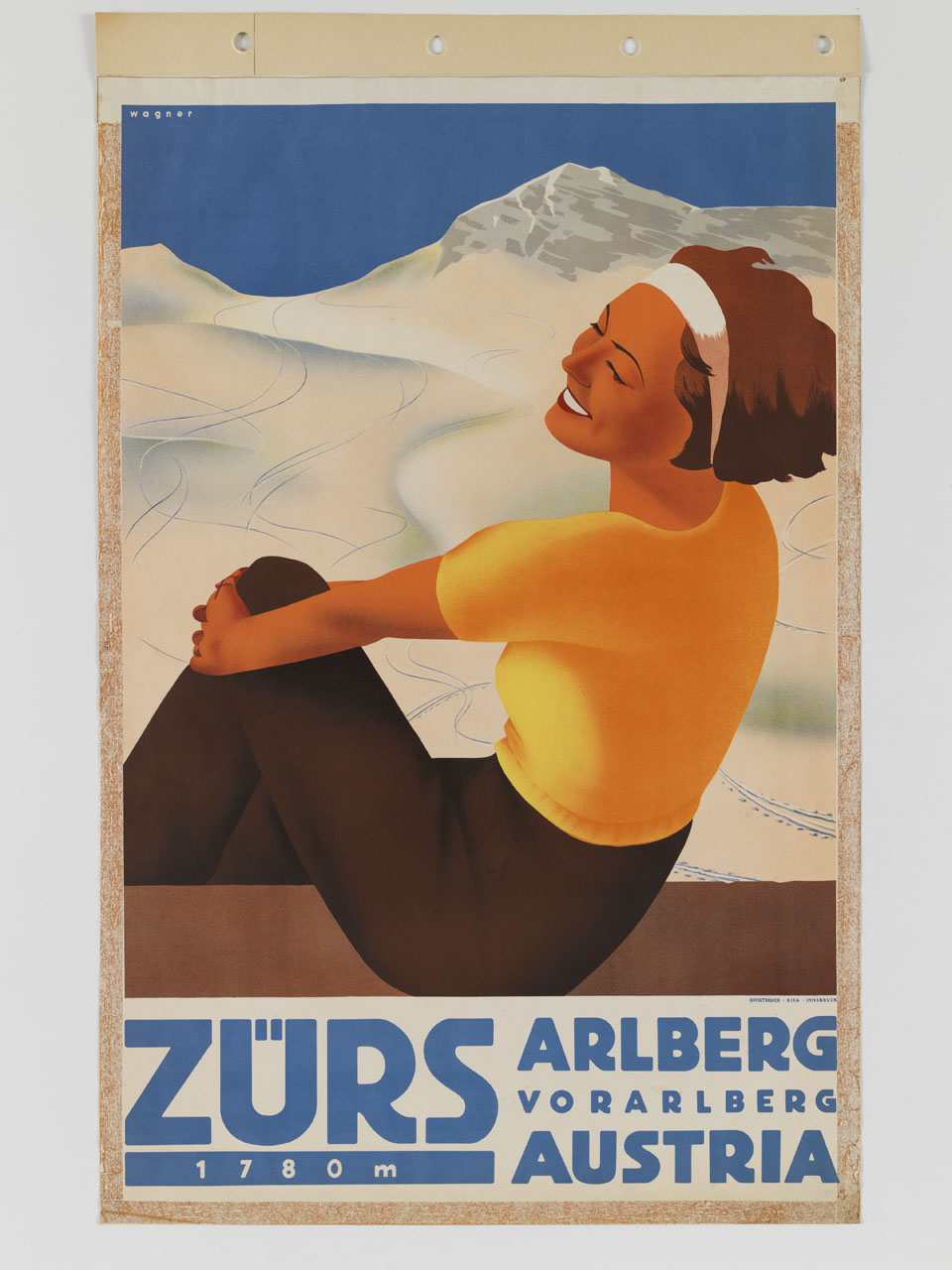 donna sorridente seduta sullo sfondo di monti innevati (manifesto) di Wagner Alexander (sec. XX)