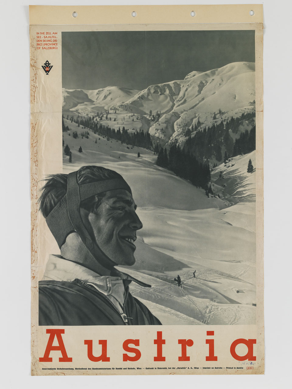 ritratto di sciatore a mezzo busto sullo sfondo di un monte innevato con sciatori fuoripista (manifesto) - ambito austriaco (sec. XX)