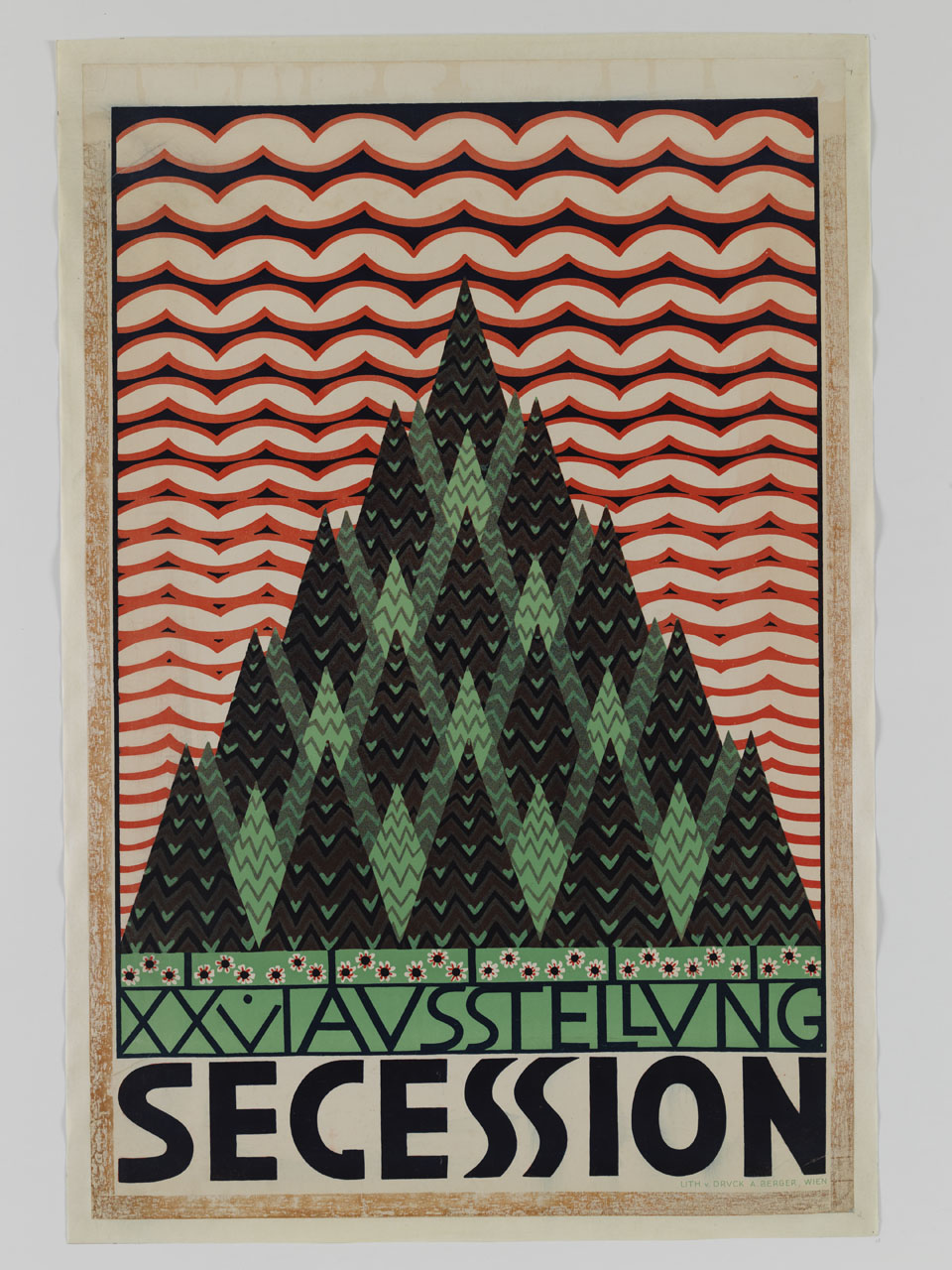 composizione piramidale di abeti su sfondo a nastri ondulati paralleli (manifesto) di Andri Ferdinand (sec. XX)