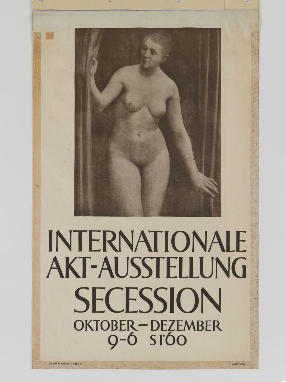 donna nuda sullo sfondo di un tendaggio (manifesto) di Haas Robert (sec. XX)