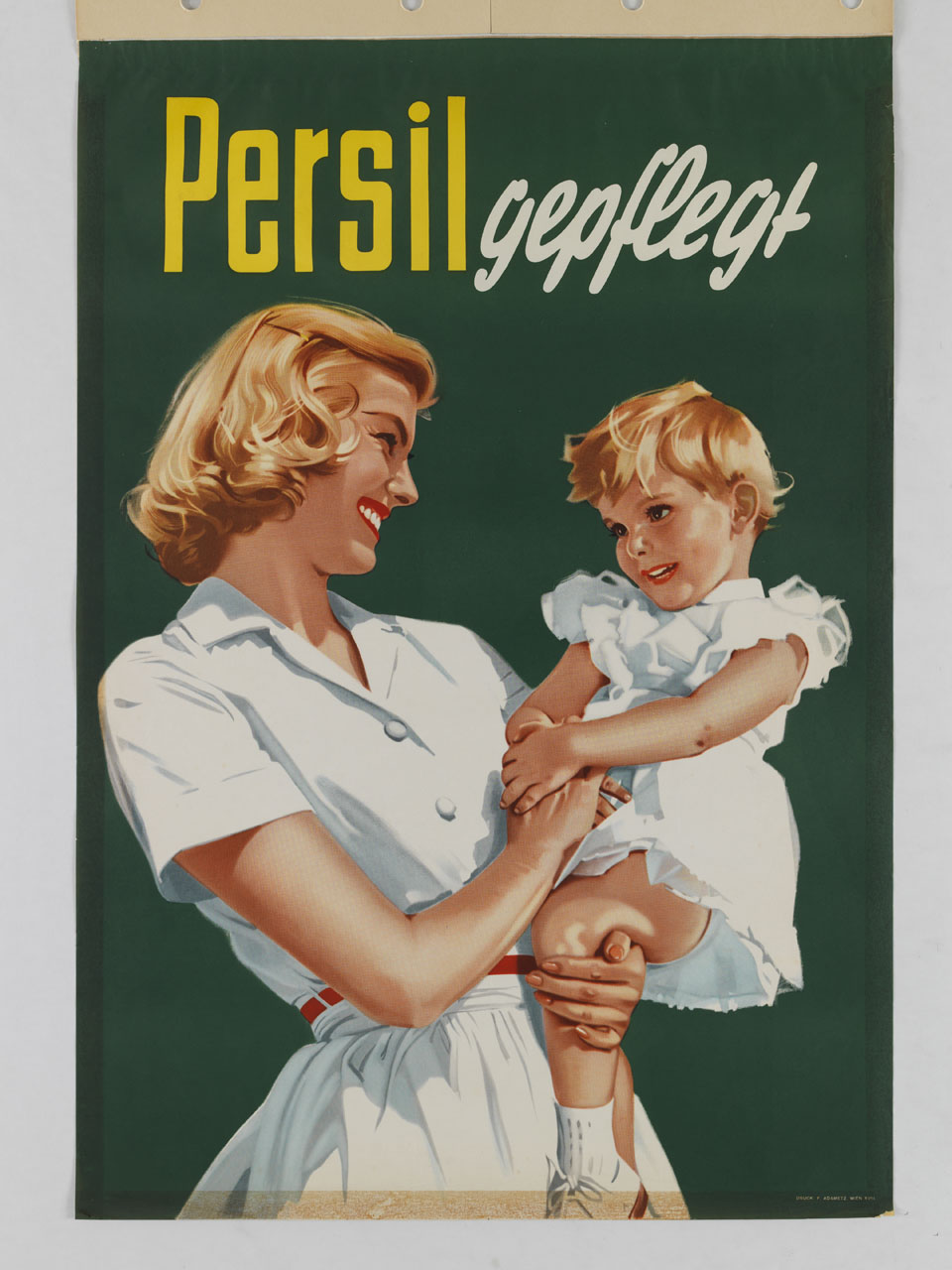 giovane madre con figlia in braccio sorridenti in abito bianco candido (manifesto) - ambito austriaco (sec. XX)