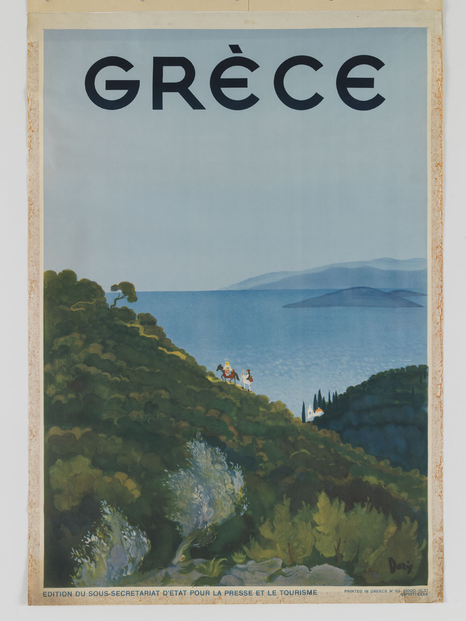 coppia in abiti tradizionali risale un colle con un asino sullo sfondo di isole greche (manifesto) di Papageorgiou Michail detto Doris (sec. XX)