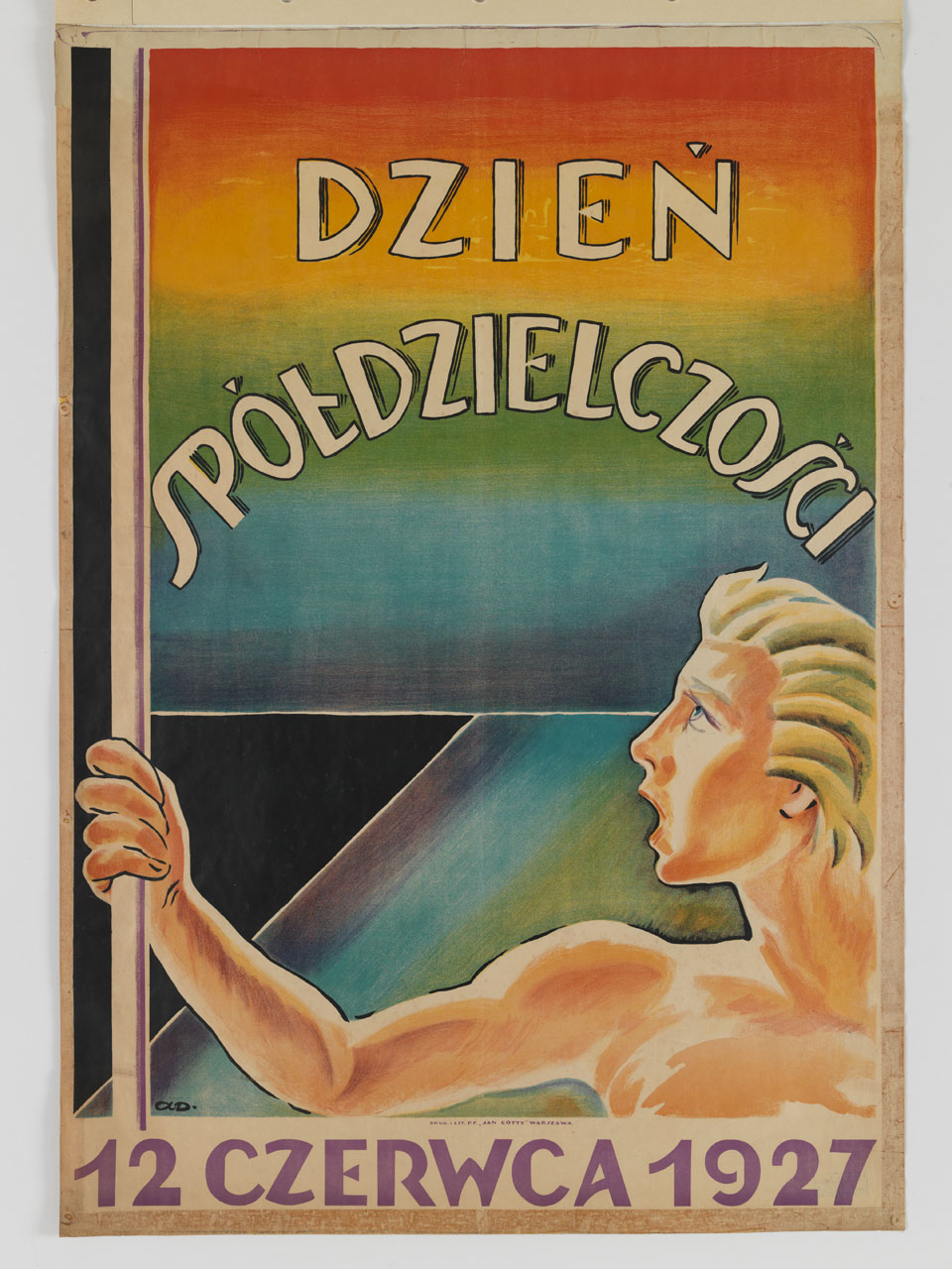 uomo a mezzo busto con bandiera arcobaleno del movimento cooperativo internazionale (manifesto) - ambito polacco (sec. XX)