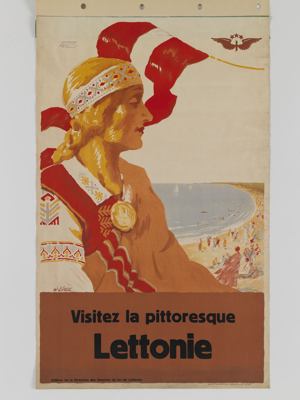 donna in costume tradizionale sullo sfondo di una spiaggia e della bandiera della Lettonia (manifesto) di Linde Verners (Werner) (sec. XX)