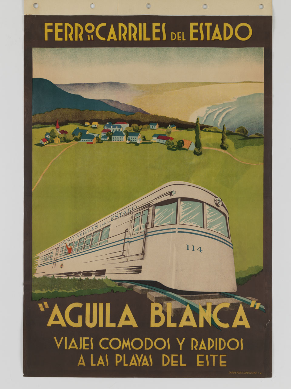 treno in corsa in un paesaggio collinare con paese e con il mare e una spiaggia in lontananza (manifesto) - ambito uruguayano (sec. XX)