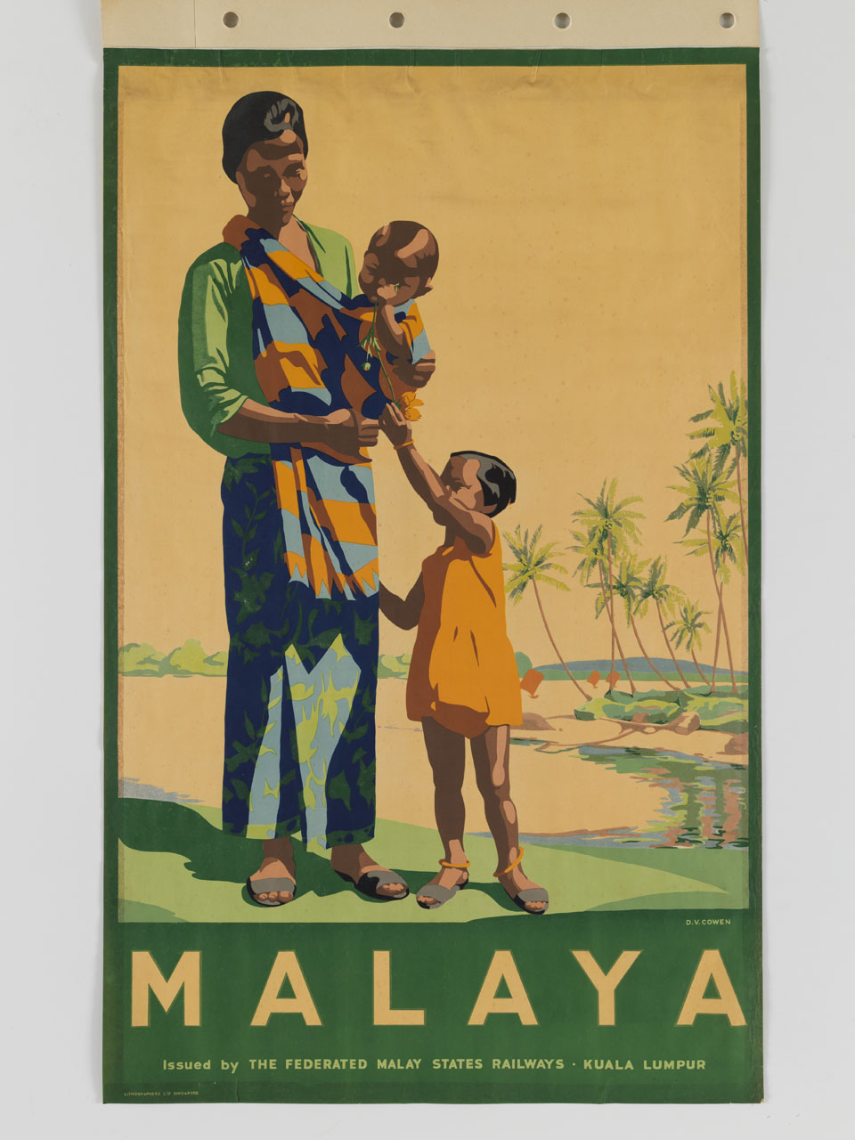 donna malese con due bambini sullo sfondo di una marina con palme (manifesto) di Cowen D. V (sec. XX)