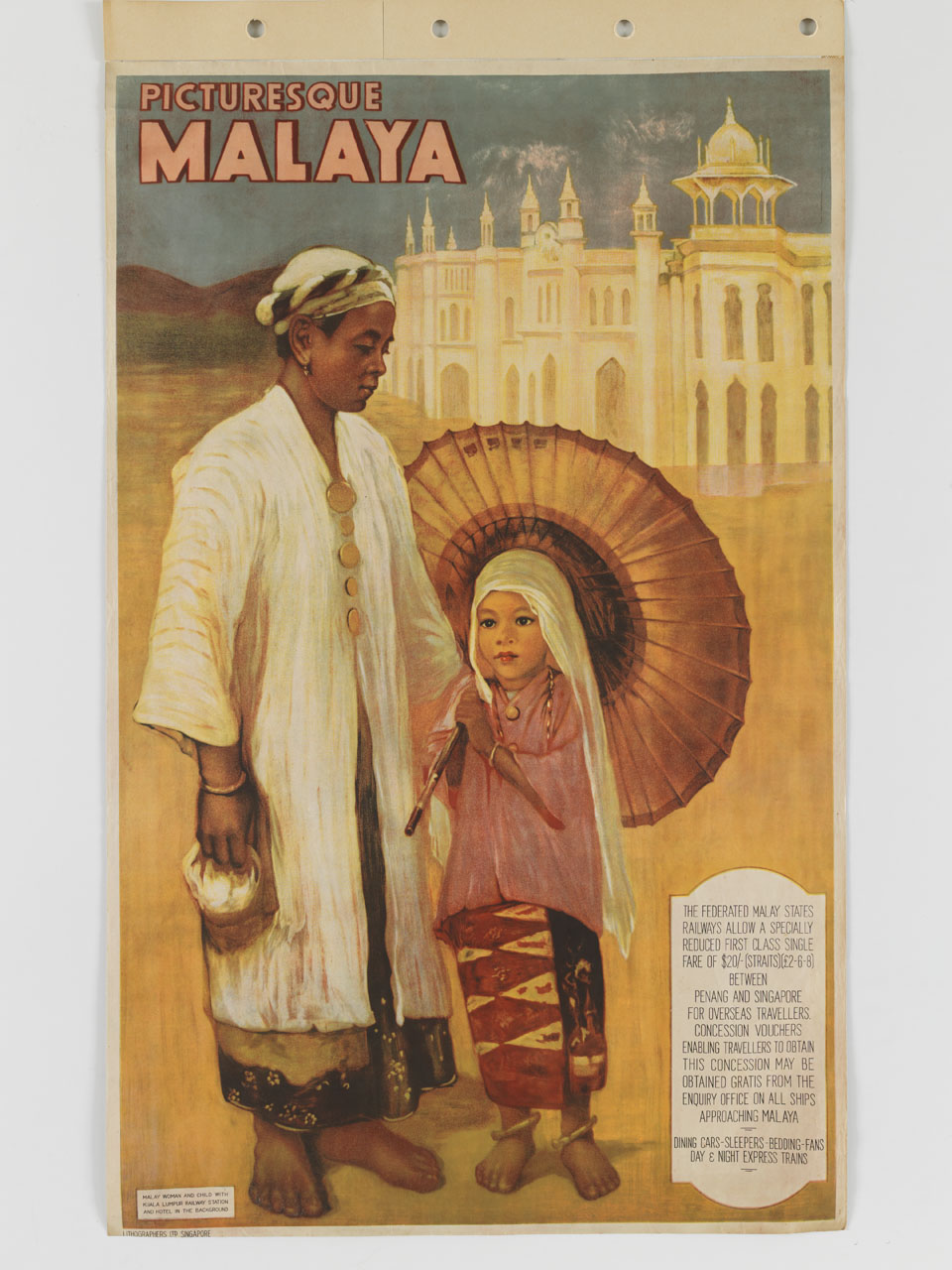 donna con bambina malesi sullo sfondo della stazione ferroviaria e dell'hotel di Kuala Lumpur in Malesia (manifesto) - ambito Asia sud-orientale (sec. XX)