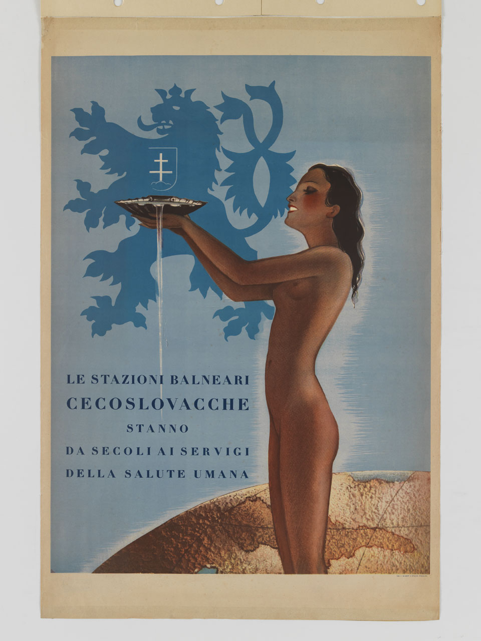 donna nuda tiene alta nelle mani una coppa d'acqua a forma di conchiglia sullo sfondo dello stemma cecoslovacco (manifesto) - ambito cecoslovacco (sec. XX)