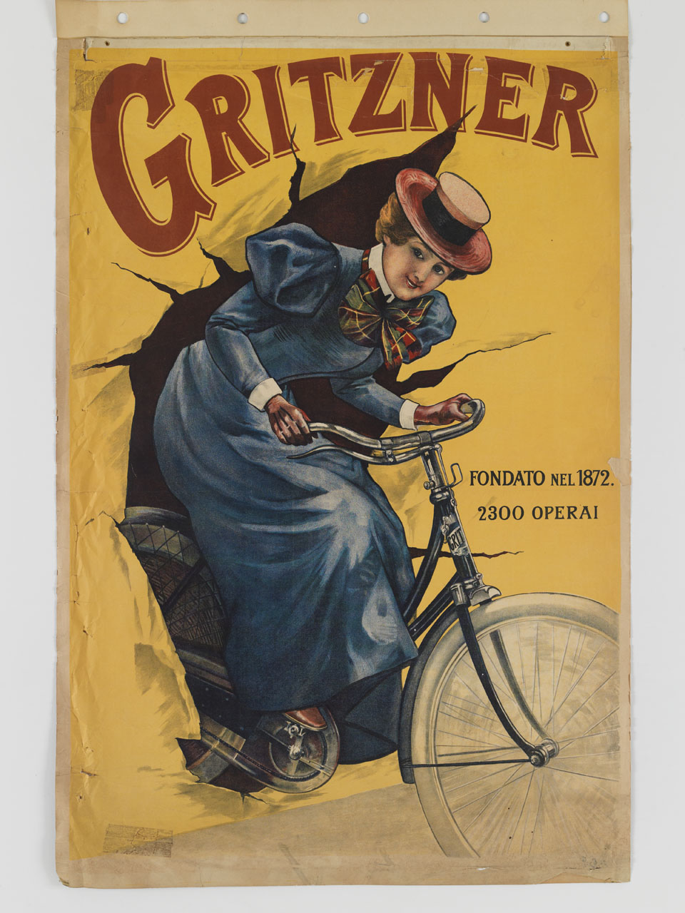 donna in bicicletta attraversa in corsa un telo con la scritta Gritzner (manifesto) - ambito tedesco (secc. XIX/XX)