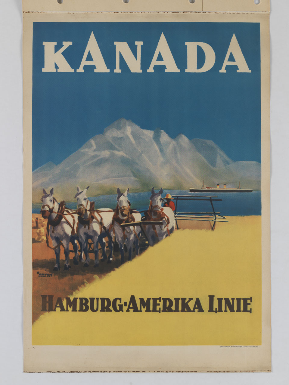 agricoltore falcia un campo di grano su di una macchina trainata da quattro cavalli sullo sfondo di montagne e di un tratto di mare attraversato da un transatlantico (manifesto) di Ottomar Anton (sec. XX)