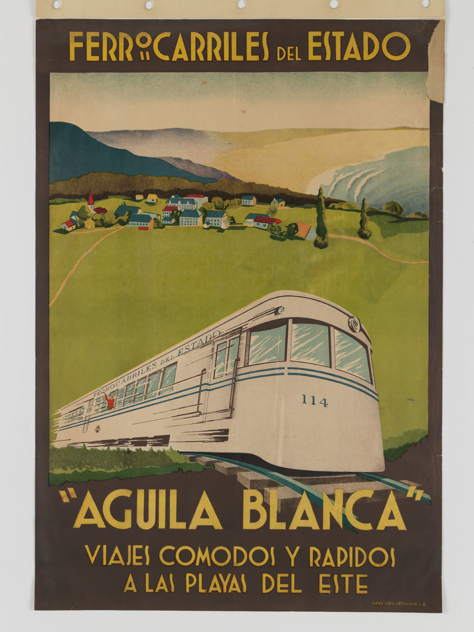 treno sfreccia sullo sfondo di un paesaggio con villaggio collinare, mare e monti (manifesto) - ambito uruguaiano (sec. XX)
