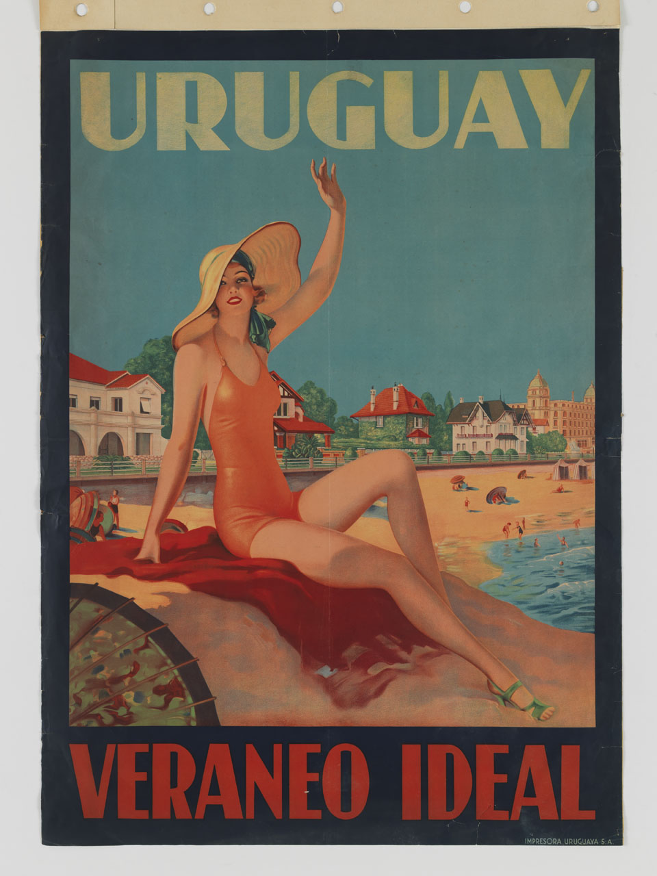 donna in costume da bagno saluta da una spiaggia sullo sfondo di un insediamento balneare litoraneo (manifesto) - ambito uruguaiano (secondo quarto sec. XX)